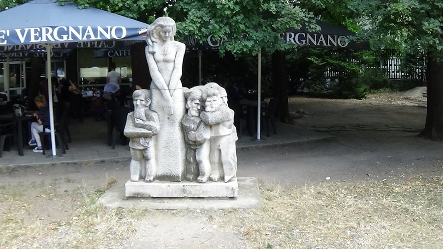 Скулптура "Снежанка и седемте джуджета" - София