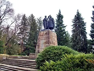 Паметник на загиналите партизани - Севлиево — Севлиево