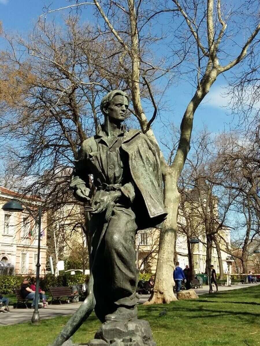 Паметник на Никола Вапцаров - София