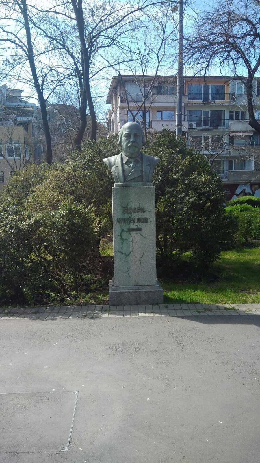 Паметник на Добри Чинтулов - Бургас