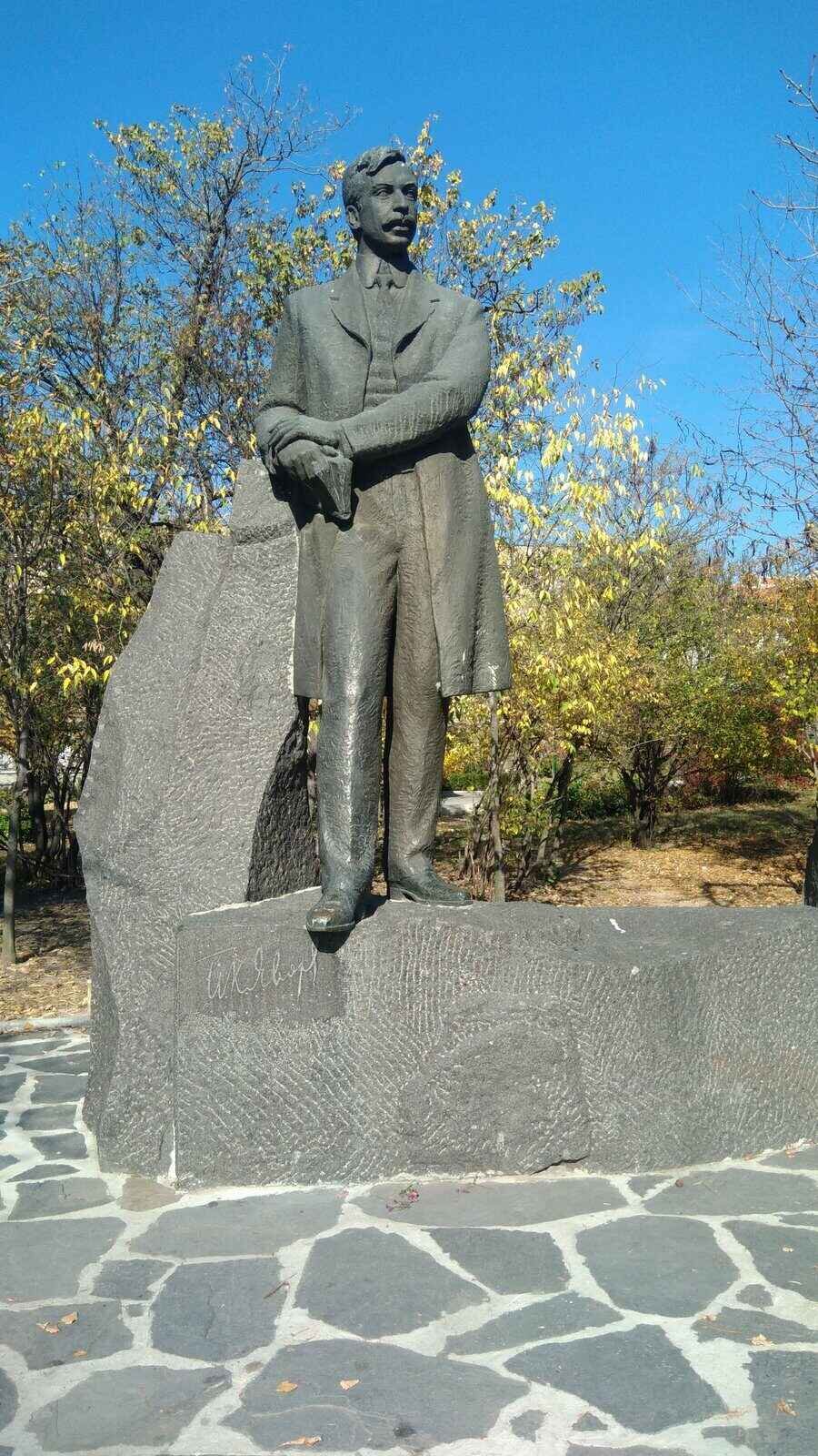 Паметник на Пейо Яворов - Чирпан