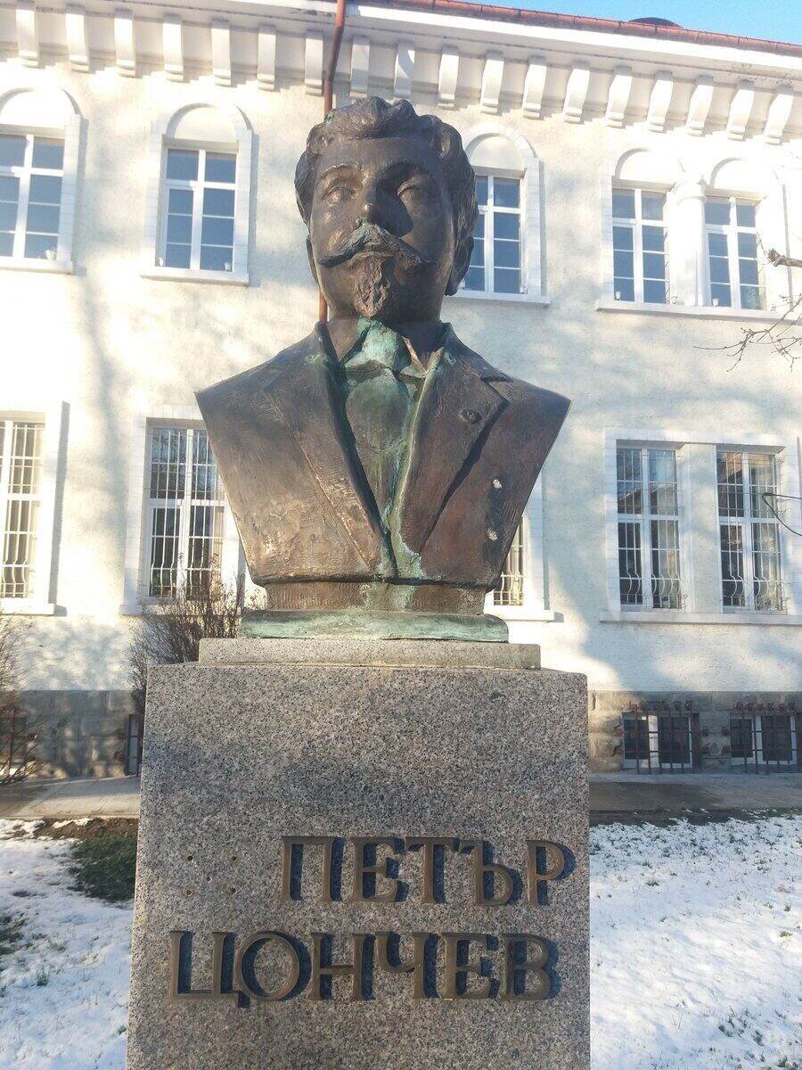 Паметник на Д-р Петър Цончев - Габрово