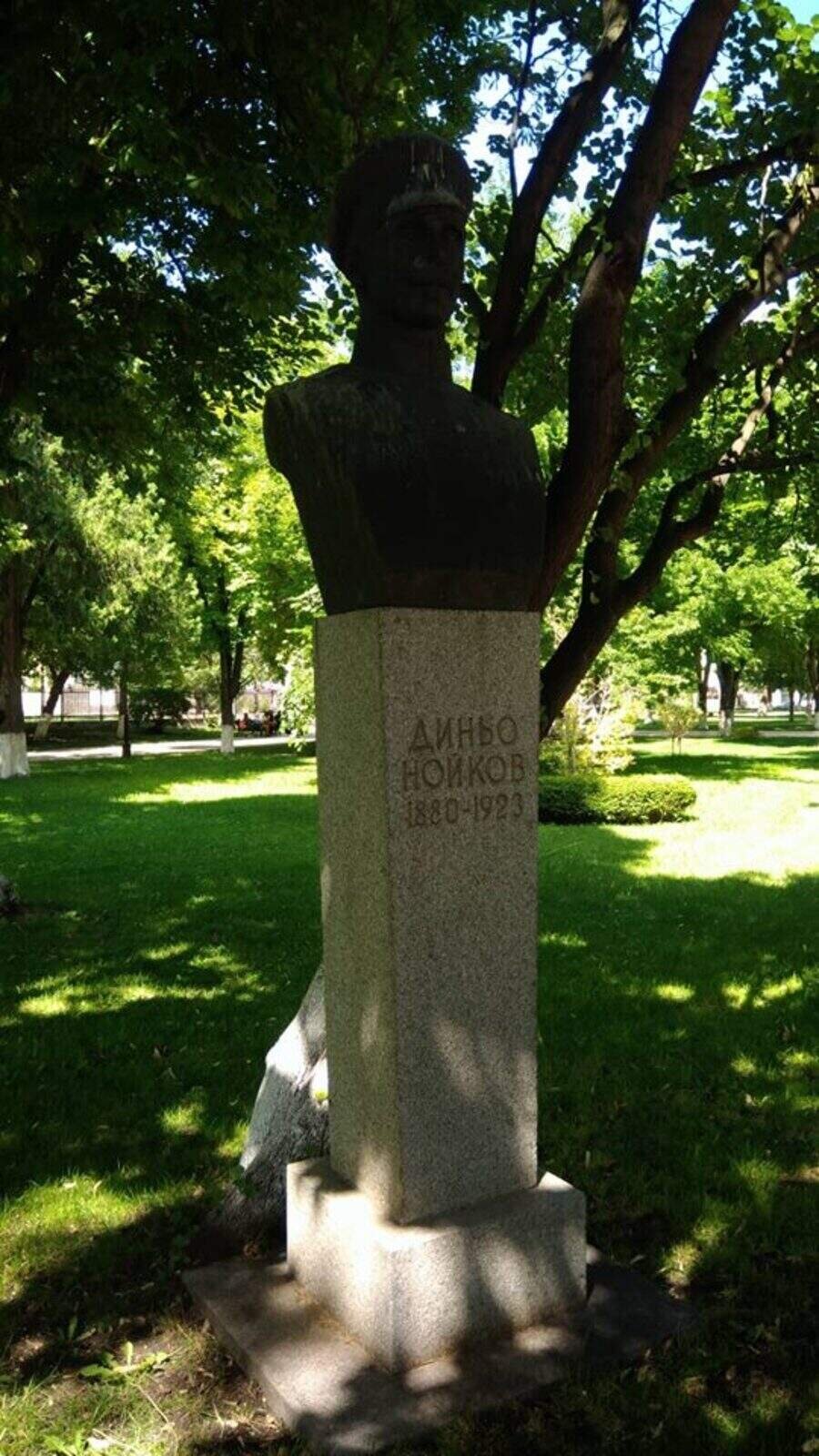 Бюст-паметник на Диньо Нойков - Нова Загора