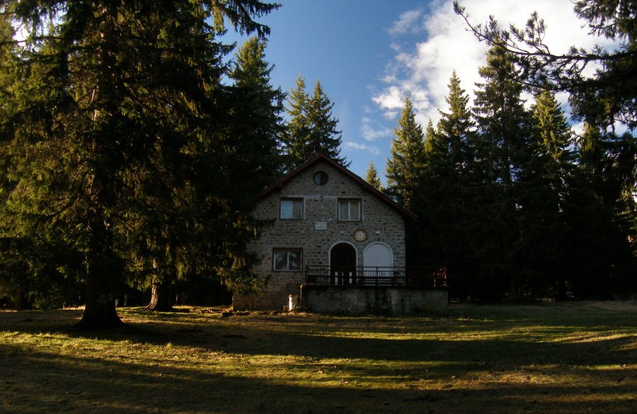 Хижа "Момчил юнак"