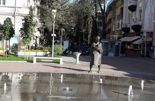 Скулптура рибарят и златната рибка - Варна — Варна