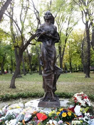 Паметник на Петя Дубарова - Бургас — Бургас