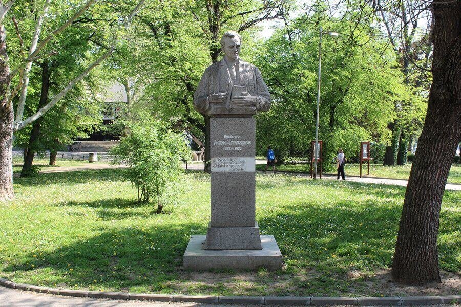 Паметник на проф. д-р Асен Златаров - София