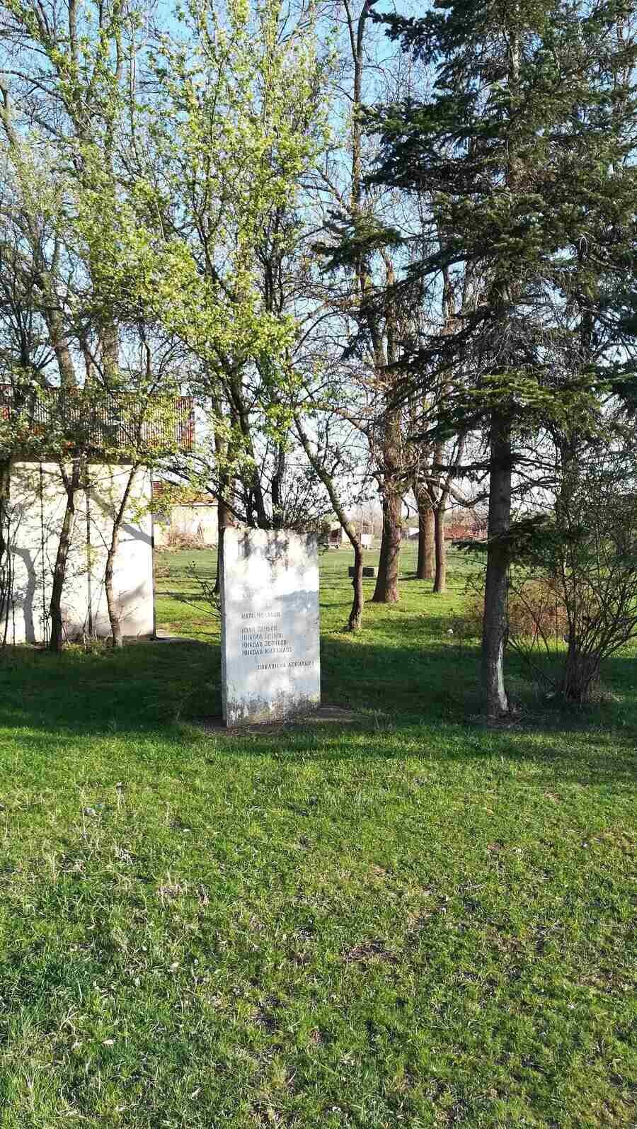 Паметник на загиналите в Априлското въстание - Долна Махала