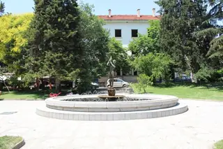 Фонтан "Момиче с делва" - Сандански — Сандански