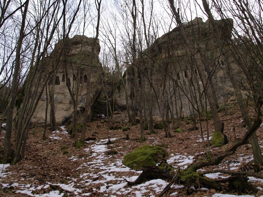 Трапецовидни ниши по Улу дере - Сърница