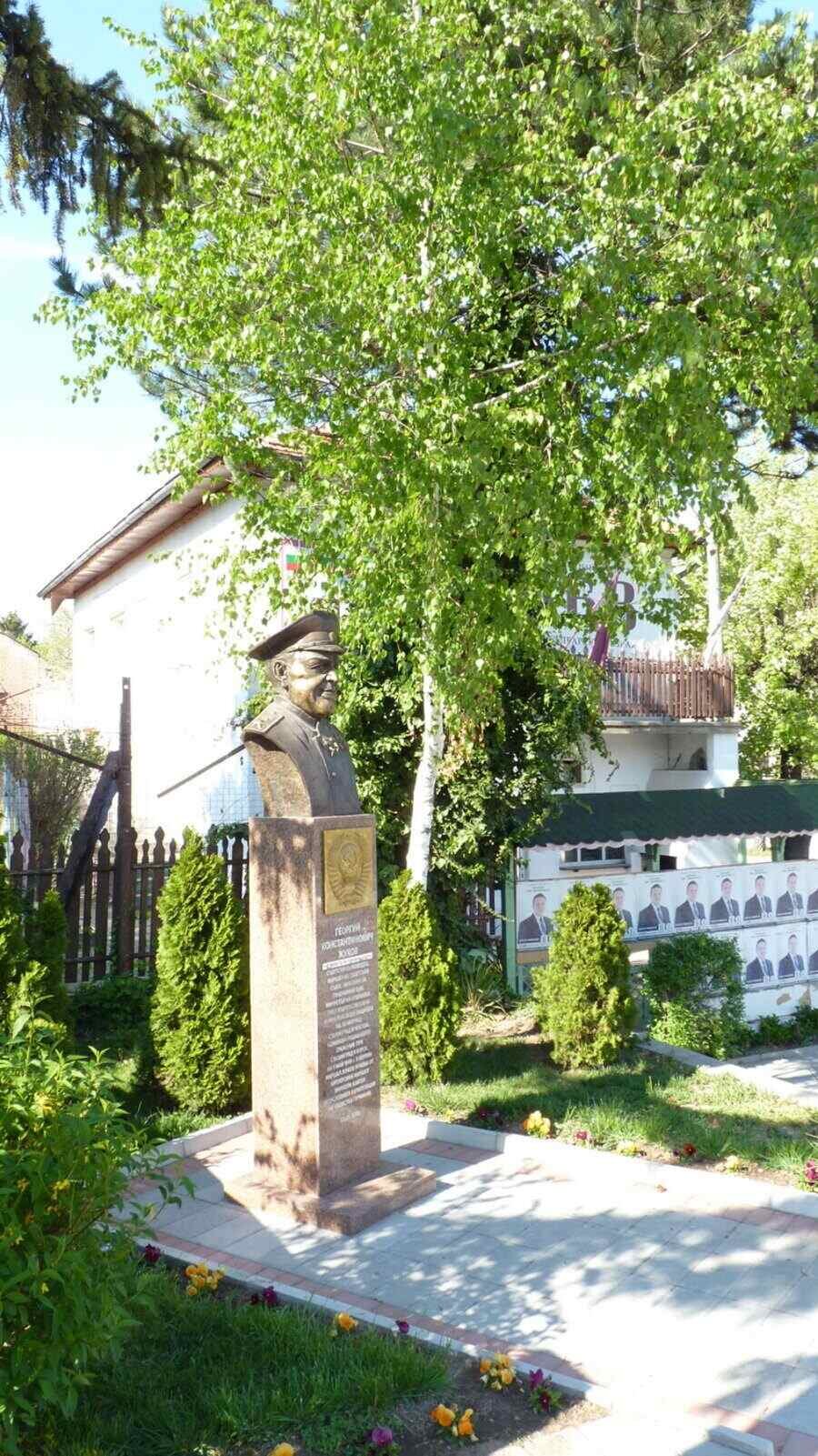 Паметник на Георгий Константѝнович Жу̀ков - Стрелча