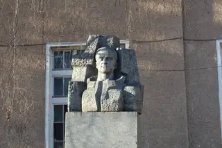 Бюст-паметник на Владо Тричков - Трън — Трън