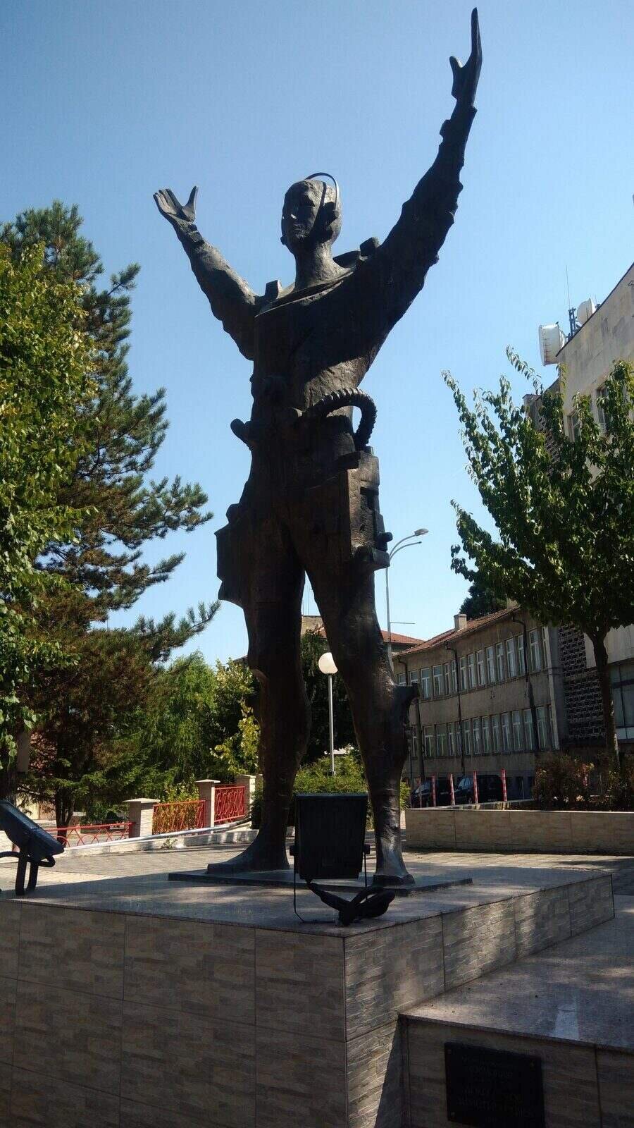 Монумент "Космонавт" - Омуртаг