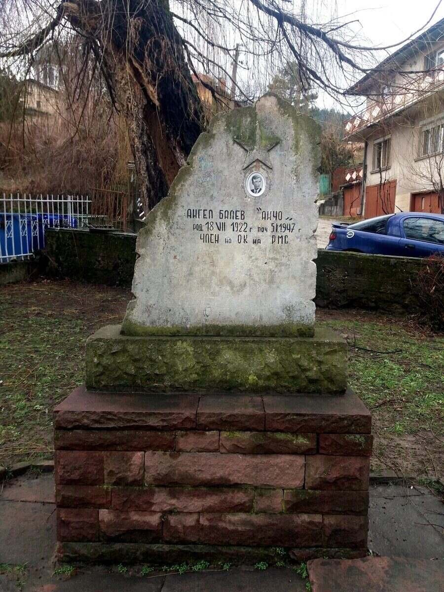 Паметна плоча на Ангел Балев - Троян