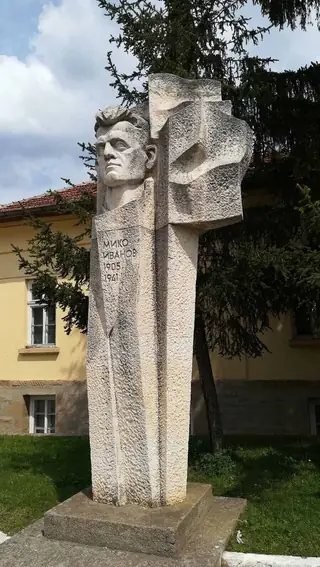 Паметник на Мико Миков — Струпец