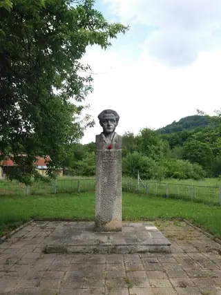 Паметник на Мичо Райковски - с.Горно Трапе — Горно трапе