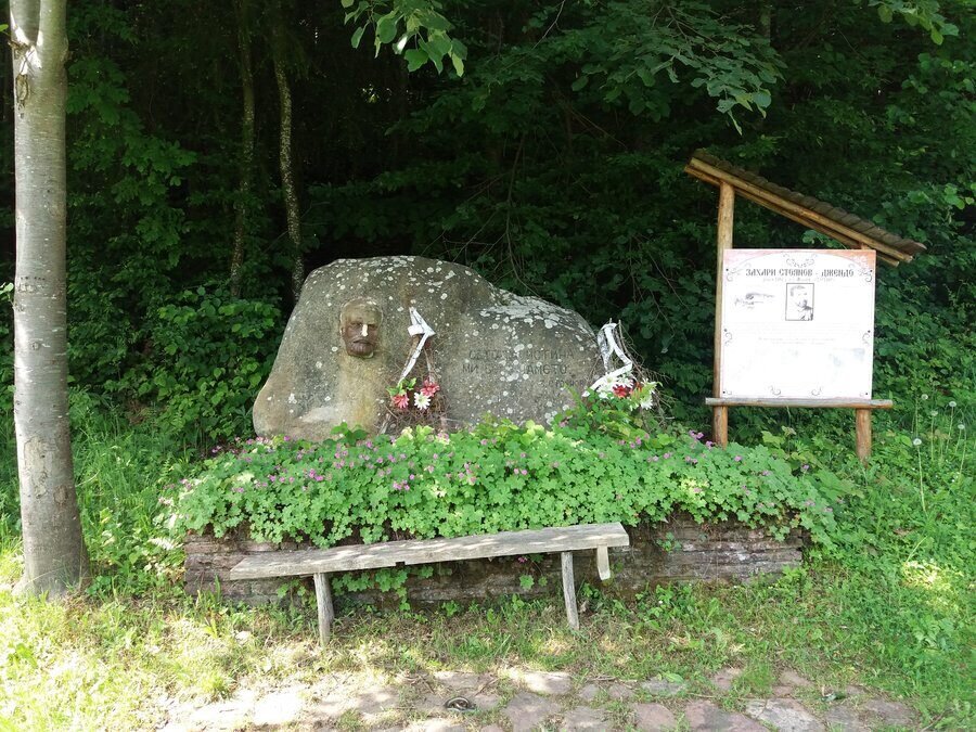 Паметник на Захари Стоянов - с.Горно Трапе