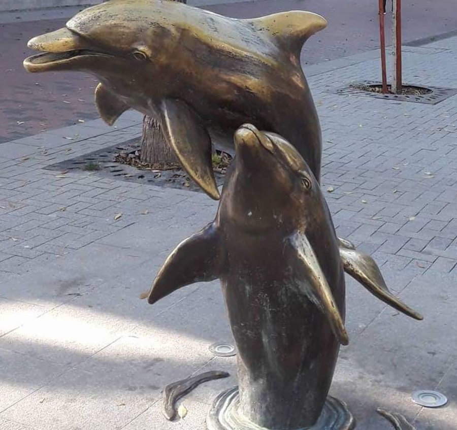 Скулптура "Влюбените делфини" - Варна