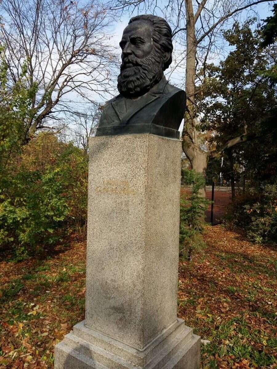 Бюст-паметник на Любен Каравелов - София