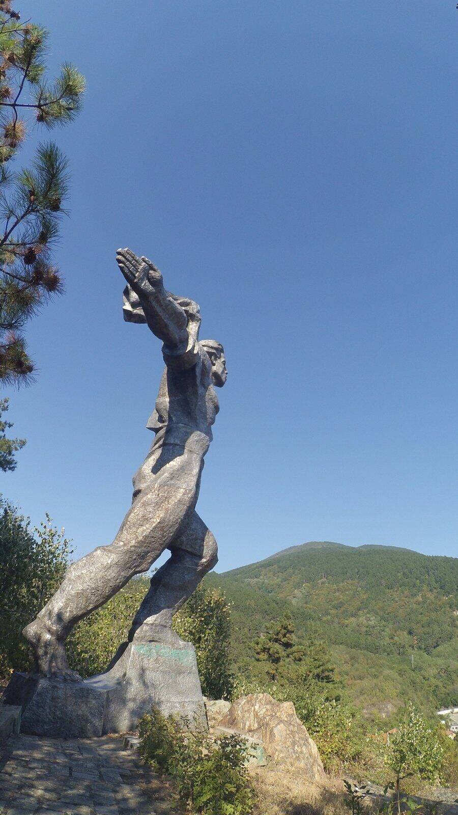 Паметник на Септемврийското въстание - Мъглиж — снимка