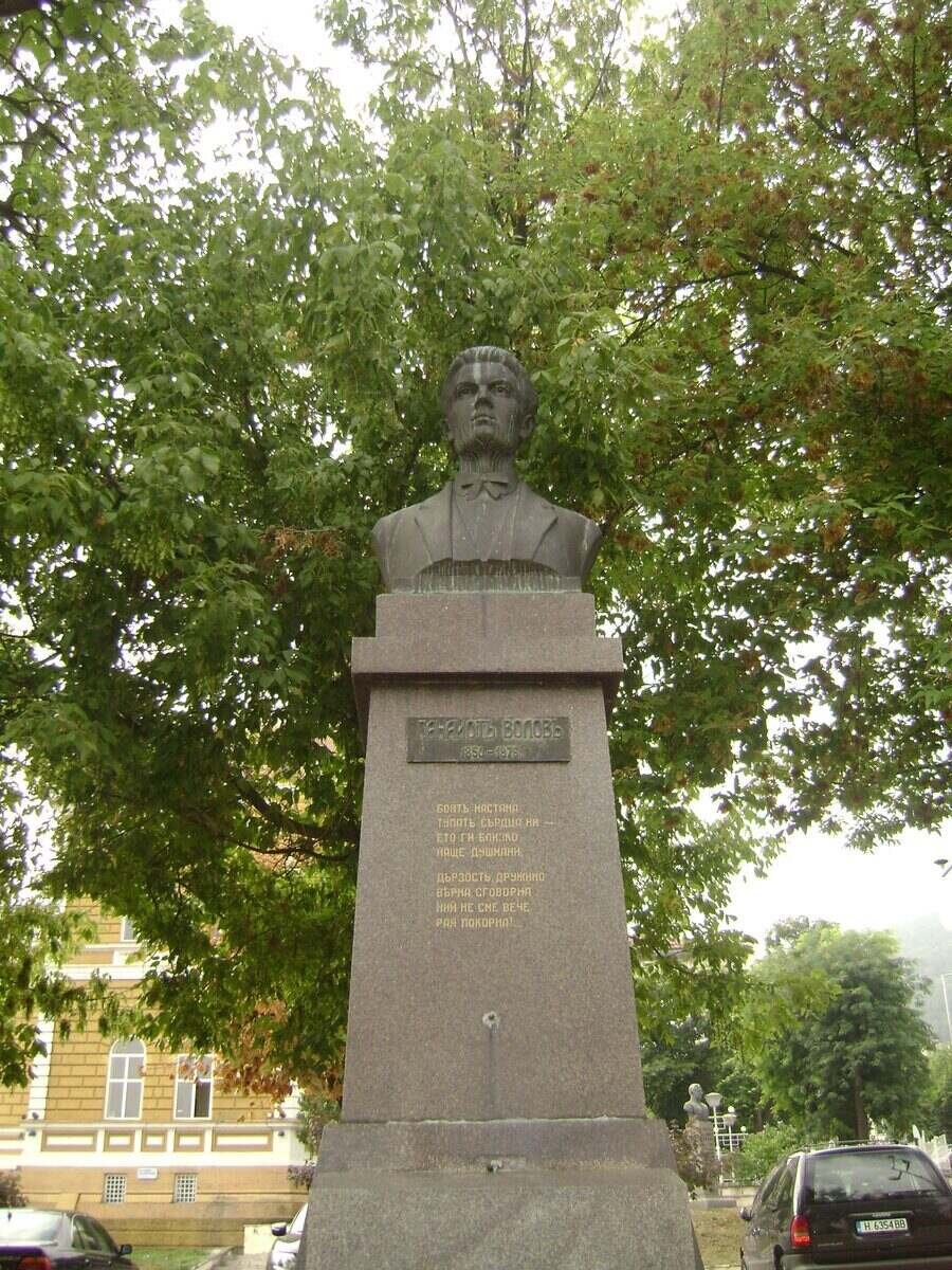 Паметник на Панайот Волов - Шумен