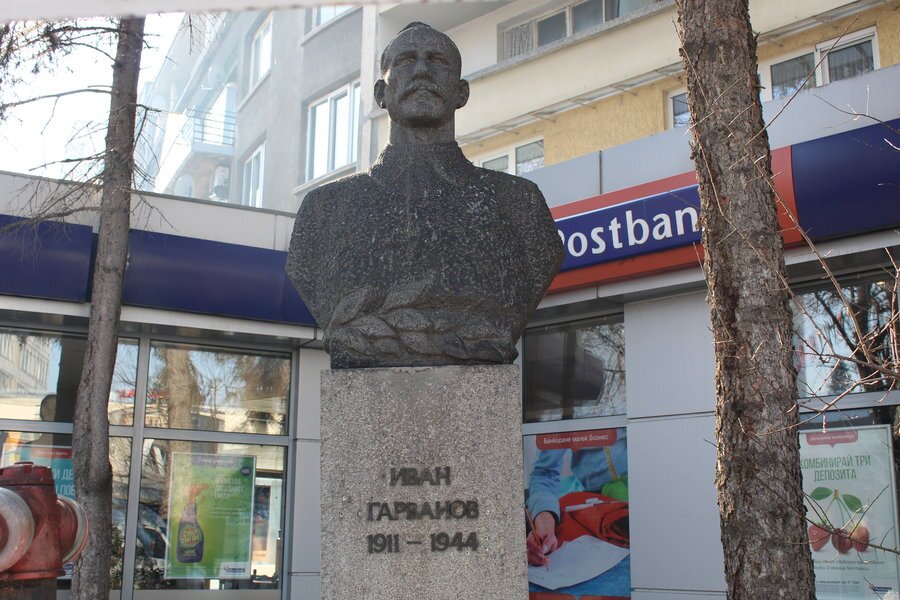 Паметник на Иван Гарванов - Перник