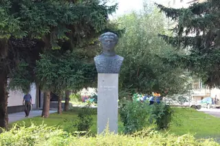 Паметник на Младен Йорданов - Лом — Лом