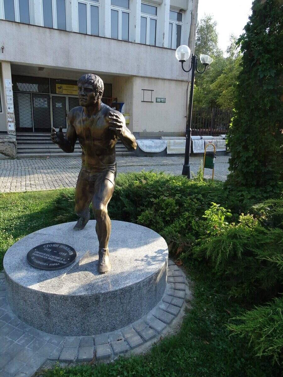 Паметник на Стоян Николов - Златица