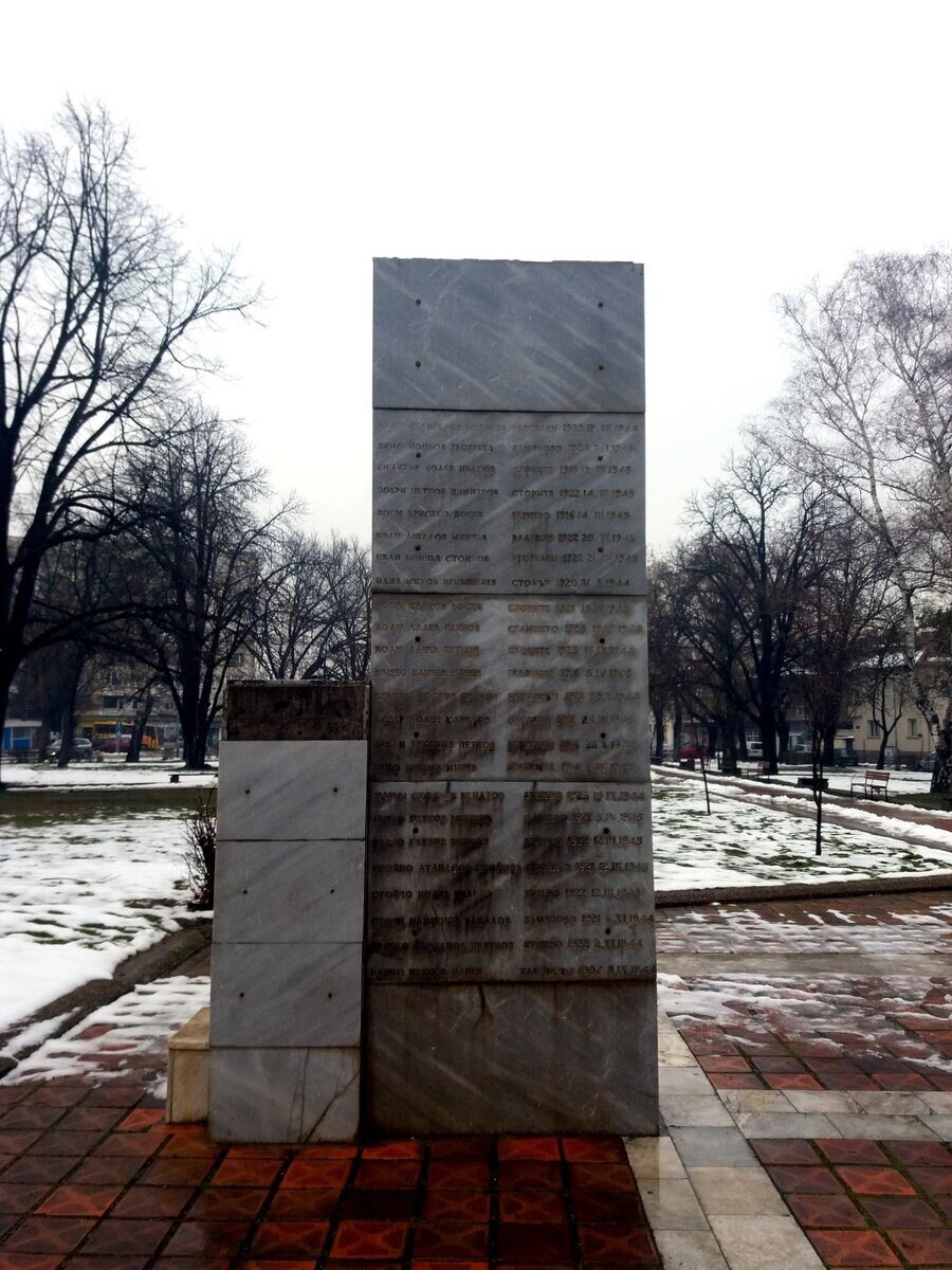 Паметник в почит към загиналите във войните - Севлиево