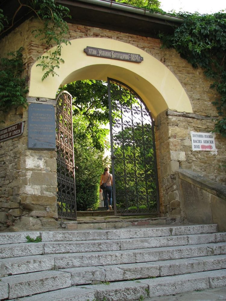 Храм "Успение Богородично" - Ловеч