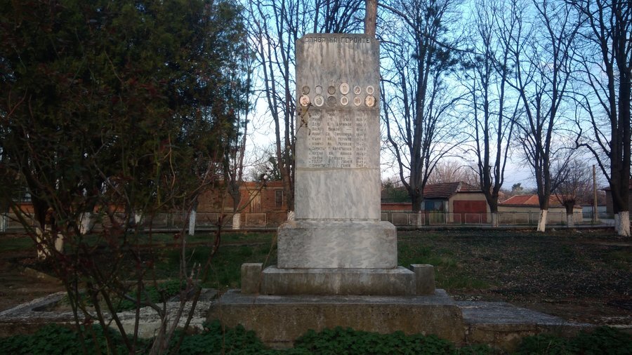 Паметник на загиналите във войните - с. Блатец