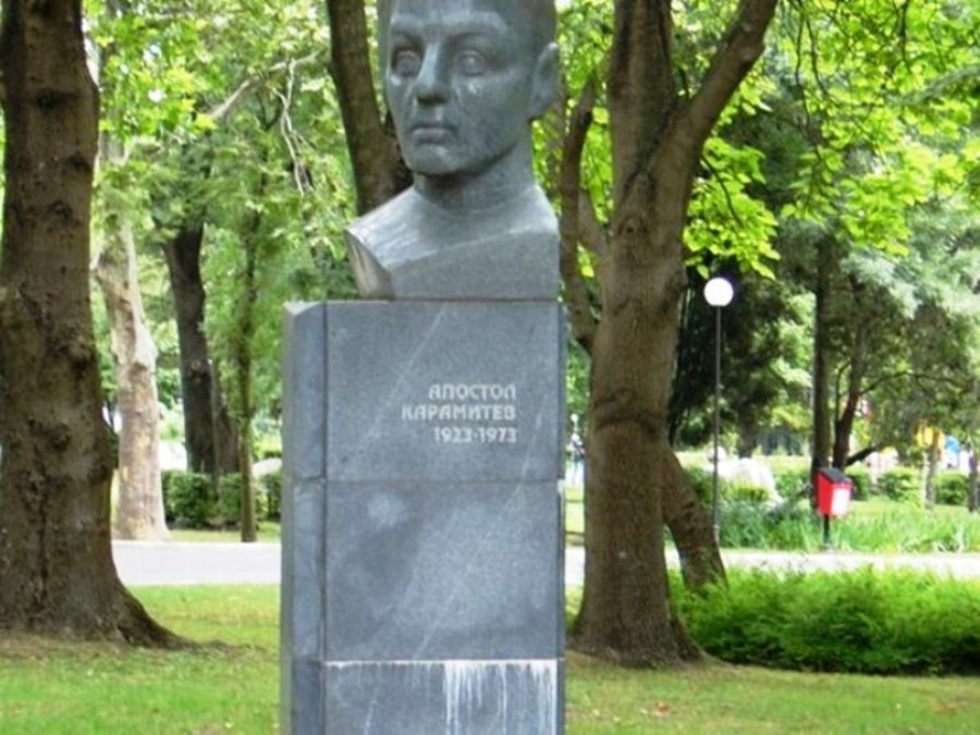 Паметник на Апостол Карамитев - Бургас