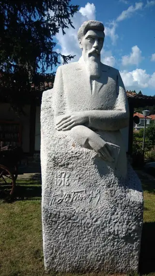 Паметник на Петко Ю.Тодоров - Елена — Елена